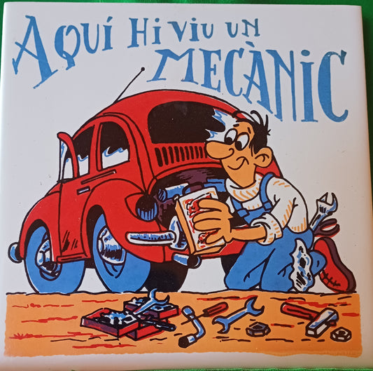 Rajola de ceràmica amb el text 'Aquí hi viu un mecànic', ideal per a decoració de tallers i garatges